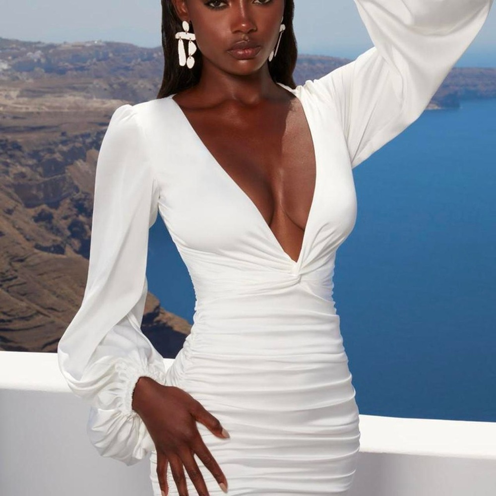 ROSE TINTED
RUCHED SATIN PLUNGE MINI DRESS IN IVORY